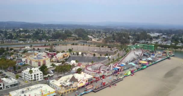 加利福尼亚州圣克鲁斯镇鸟瞰蒙特雷附近的海滩和美国最长的木码头的云霄飞车 — 图库视频影像