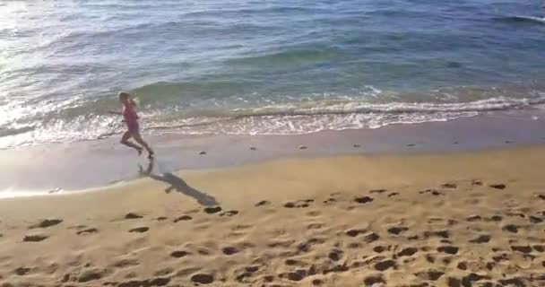 Vista Aérea Hermosa Chica Corriendo Por Costa Pali Isla Kauai — Vídeo de stock