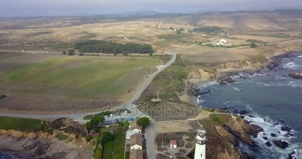 Increíble Vista Aérea Del Faro Pigeon Point Junto Océano Pacífico — Vídeos de Stock