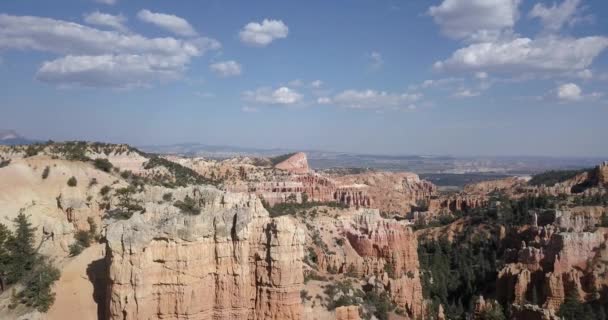 Vista Panorâmica Aérea Deslumbrantes Hoodoos Arenito Vermelho Bryce Canyon National — Vídeo de Stock