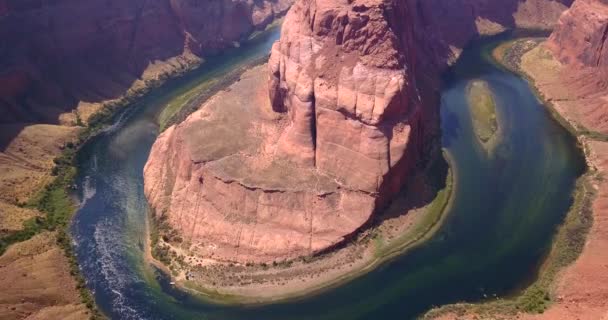 鸟瞰的马蹄弯著名的河曲在科罗拉多河附近的镇页 美国亚利桑那州 — 图库视频影像