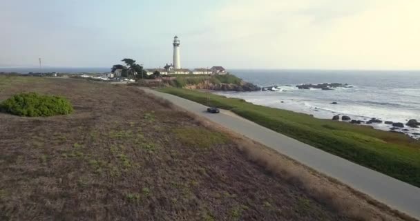 Ford Mustang San Francisco Yakınındaki Ocean Road Tarafından Deniz Feneri — Stok video