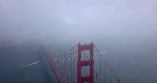 Letecký Pohled Golden Gate Bridge San Franciscu Během Zamračených Mlhavé — Stock video