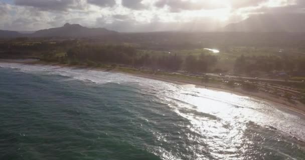 惊人的鸟瞰夏威夷自然 国家银行 太平洋海浪在日落的时候 在考艾岛海滩上的景色 — 图库视频影像