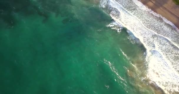 ハワイの自然 ビーチ サンセットの時間の間に太平洋の波の素晴らしい空撮 カウアイ島では ビーチ上の表示します — ストック動画