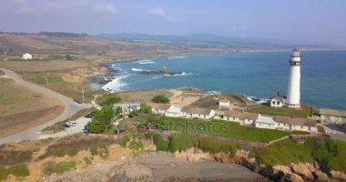 Deniz feneri San Francisco ve Santa Cruz kenti yakınlarında Pasifik Okyanusu tarafından şaşırtıcı havadan görünümü