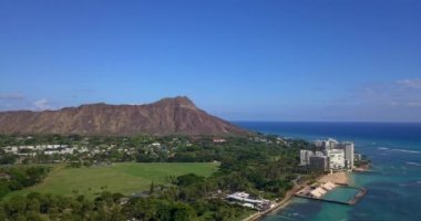 Honolulu city bölgesindeki kıyı şeridi ile Waikiki beach ve sörfçü ile Pasifik Okyanusu güzel havadan görünümü