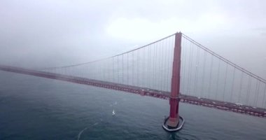 Golden Gate Köprüsü San Francisco bulutlu sisli hava sırasında hava görünümünü. Büyülü zaman.