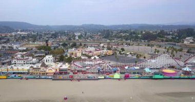 Monterey yakınındaki Kaliforniya'da Santa Cruz şehir treni plajda ile ve ABD 20 Ocak, 2016 en uzun ahşap iskele havadan görünümü.