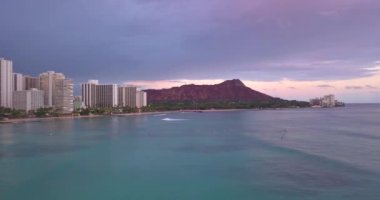 Waikiki Beach ve Diamond Head krater otel ve binalar Waikiki, Honolulu, Oahu Adası, Hawaii, ABD'de de dahil olmak üzere hava görünümünü. 11 Ocak 2017. Mor günbatımı görünümü.