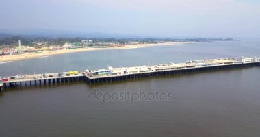 Santa Cruz pier yukarıdan Kaliforniya'da hava görünümünü. En uzun ahşap iskele ABD. İnanılmaz eğlence parkı.