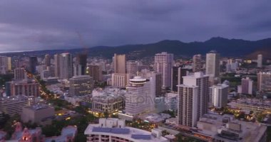 Honolulu Waikiki Beach Pasifik Okyanusu'nda sörf sörfçü ile inanılmaz hava akşam görünümü. 11 Ocak, 2017.