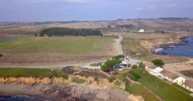 Deniz feneri San Francisco ve Santa Cruz kenti yakınlarında Pasifik Okyanusu tarafından şaşırtıcı havadan görünümü 