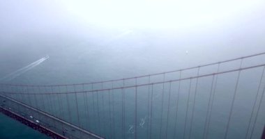 Golden Gate Köprüsü San Francisco bulutlu sisli hava sırasında hava görünümünü. Büyülü zaman.