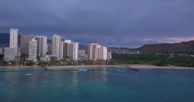 Honolulu Waikiki Beach Pasifik Okyanusu'nda sörf sörfçü ile inanılmaz hava akşam görünümü.