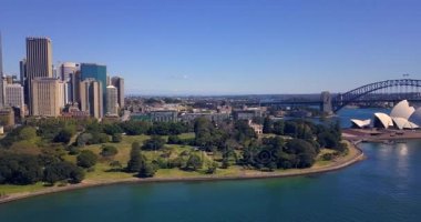 Güzel hava kenti Sydney opera binası ve Harbour bridge tarafından. 14 Nisan 2013. Sydney, Avustralya. 