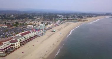 Şehrin Santa Cruz California Pasifik Okyanusu Monterey yakınındaki tarafından 20 Ocak, 2016 yılında ABD'de en uzun ahşap iskele ile şaşırtıcı havadan görünümü.