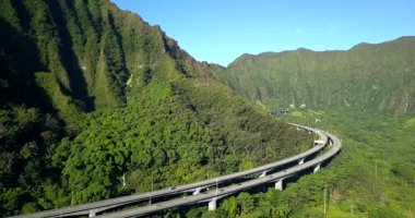 Ünlü Haiku merdivenler ve merdiven cennete yürüyüş için havadan görüntüleri görünümü Dağları nın harika. Yaşam bölgesinde yolun yanında. Şaşırtıcı Hawaii.