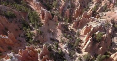 Çarpıcı kırmızı kumtaşı hoodoos Bryce Canyon Milli Parkı'nda Utah, ABD hava doğal görünümü