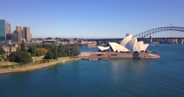 Güzel hava kenti Sydney opera binası ve Harbour bridge tarafından. 14 Nisan 2013. Sydney, Avustralya. 