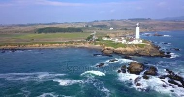 Deniz feneri San Francisco ve Santa Cruz kenti yakınlarında Pasifik Okyanusu tarafından şaşırtıcı havadan görünümü 