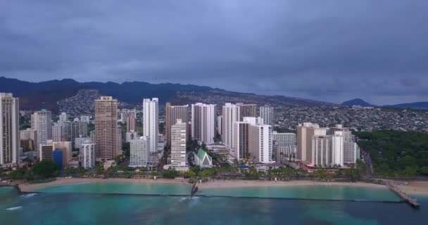วตอนเย นทางอากาศท งของชายหาด Waikiki Honolulu กโต นโต นในมหาสม ทรแปซ — วีดีโอสต็อก
