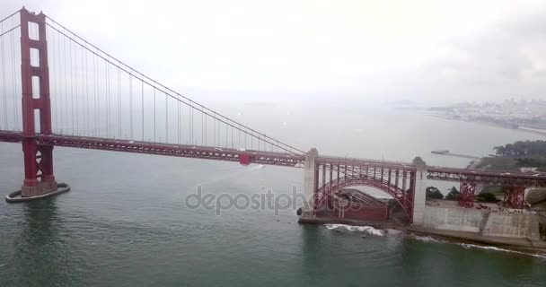 在多云的大雾天气下 旧金山金门大桥的鸟瞰图 神奇的时间 — 图库视频影像