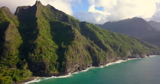 Belle vue aérienne de la côte spectaculaire de Na Pali, Kauai, Hawaï 