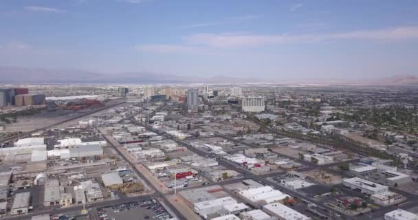 Las Vegas Luftpanorama Mit Stadtsilhouette Bergen Und Straßen Der Stratosphäre — Stockvideo