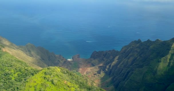 奇异的天堂岛和 Napali 海岸在考艾岛夏威夷悬崖与太平洋彩虹的惊人鸟瞰 — 图库视频影像