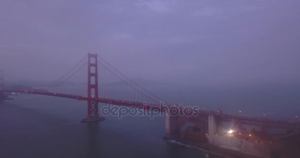 雲の中には カリフォルニア州サンフランシスコのゴールデン ゲート ブリッジの空中パノラマ ビュー — ストック動画