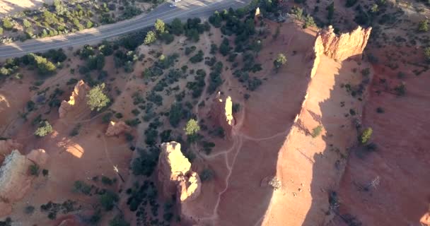 Aerial Bryce Canyon Cañón Rojo Paisaje Subir Hacia Adelante Rápido — Vídeos de Stock