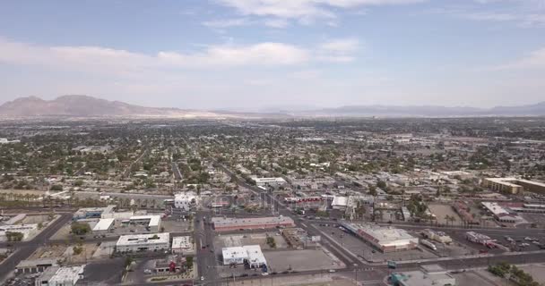 Panorama aérien de Las Vegas avec horizon de la ville, montagne et rues près de la stratosphère .
