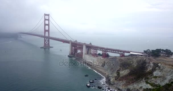 Flygfoto Över Golden Gate Bron San Francisco Molniga Dimmigt Väder — Stockvideo