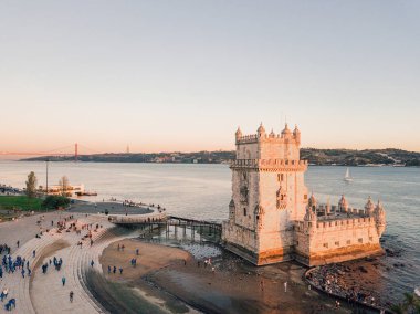 Gün batımı sırasında Belem Kulesi Lizbon, Portekiz Hava görünümü. Şaşırtıcı Lisboa sahne.