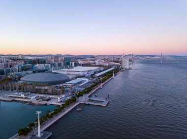 Güzel hava Lizbon şehir manzaralı teleferik ve büyük Altice veya Meo arena ve Körfez Stadyumu. 