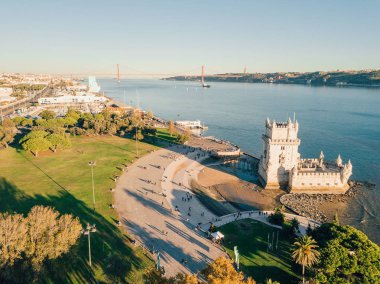 Gün batımı sırasında Belem Kulesi Lizbon, Portekiz Hava görünümü. Şaşırtıcı Lisboa sahne.