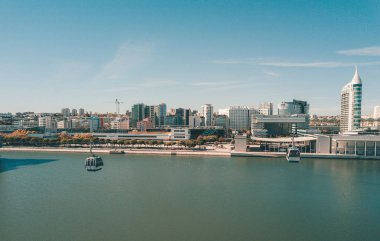Güzel hava Lizbon şehir manzaralı teleferik ve büyük arena ve Körfez Stadyumu.