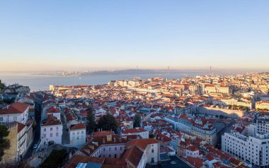 Lizbon, Portekiz eski şehir görünümünü hava panoramik kuşlar göz. 