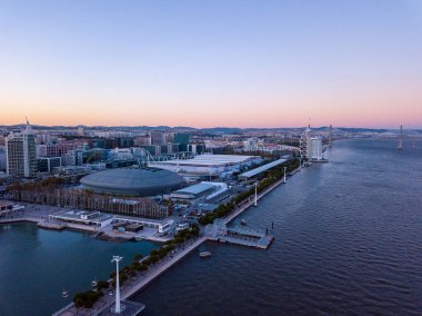 Güzel hava Lizbon şehir manzaralı teleferik ve büyük Altice veya Meo arena ve Körfez Stadyumu. 