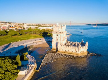 Gün batımı sırasında Belem Kulesi Lizbon, Portekiz Hava görünümü. Şaşırtıcı Lisboa sahne.