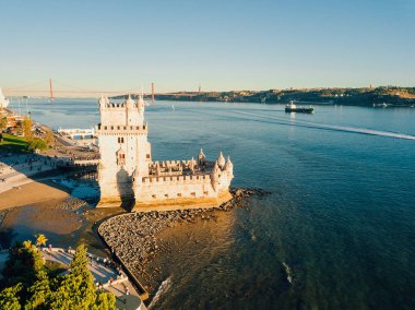 Gün batımı sırasında Belem Kulesi Lizbon, Portekiz Hava görünümü. Şaşırtıcı Lisboa sahne.