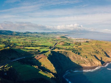 Kayalıklarla ve Azores, Portekiz sahilinde koyları havadan görünümü.