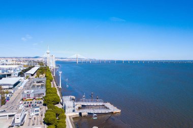 Güzel hava Lizbon şehir manzaralı teleferik ve büyük arena ve Körfez Stadyumu.