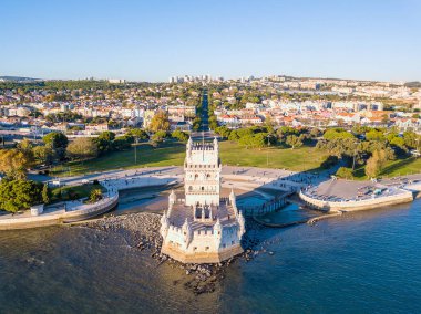 Gün batımı sırasında Belem Kulesi Lizbon, Portekiz Hava görünümü. Şaşırtıcı Lisboa sahne.
