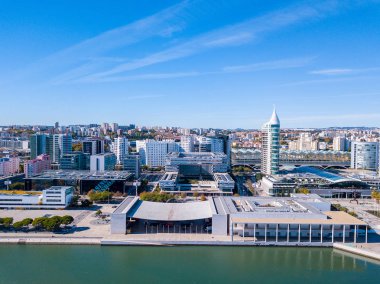 Güzel hava Lizbon şehir manzaralı teleferik ve büyük arena ve Körfez Stadyumu.