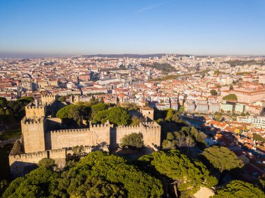 Hava panoramik kuşlar Lizbon, Portekiz eski şehir görünümünü göz. Sao Jorge Castle ile şaşırtıcı panorama sahne.