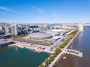 Güzel hava Lizbon şehir manzaralı teleferik ve büyük Altice veya Meo arena ve Körfez Stadyumu.