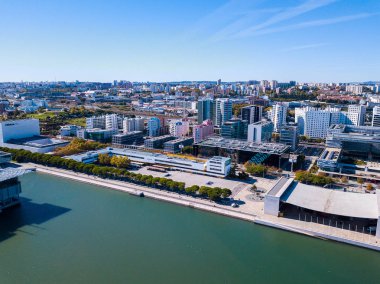 Güzel hava Lizbon şehir manzaralı teleferik ve büyük arena ve Körfez Stadyumu.
