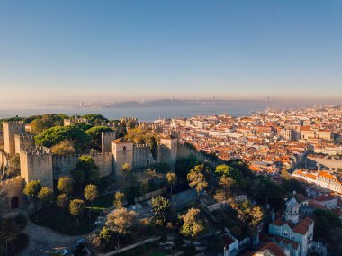 Hava panoramik kuşlar Lizbon, Portekiz eski şehir görünümünü göz. Sao Jorge Castle ile şaşırtıcı panorama sahne.
